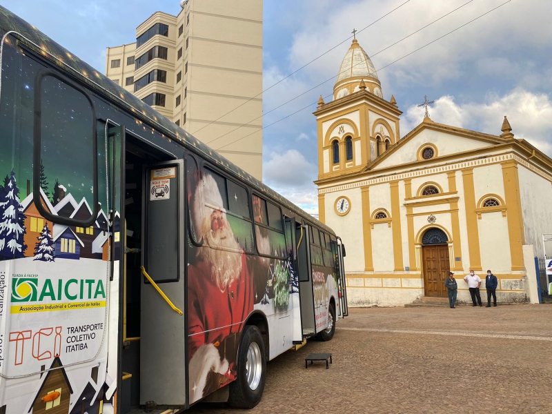 Ônibus do Papai Noel 2021 - por aí